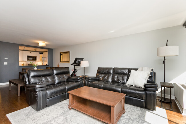 Photo - 3018 N Sheridan Rd Apartments Unit 14A