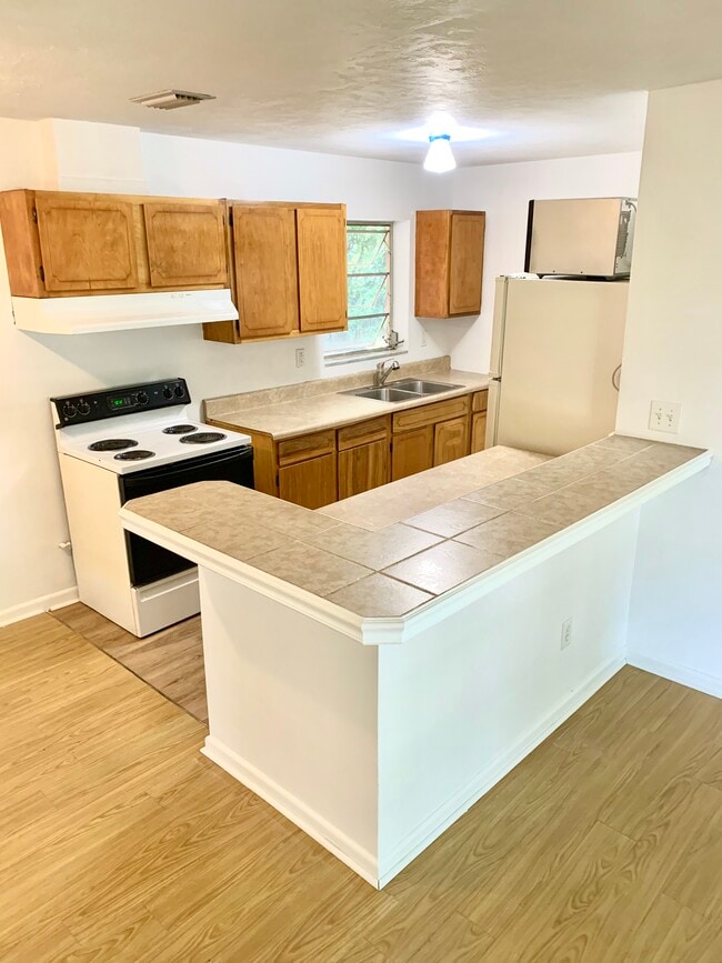 Kitchen area - 1270 Whitewood Dr House