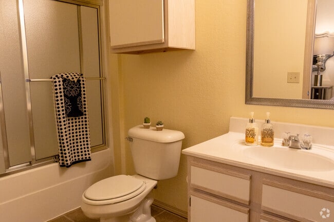 2BR, 2BA - 1093SF