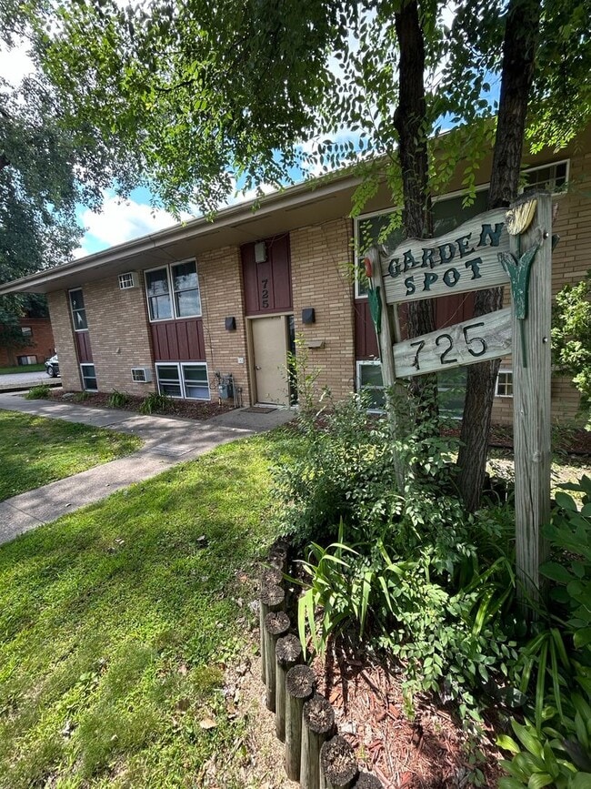 Building Photo - 725 32nd Ave N Unit 5 Rental