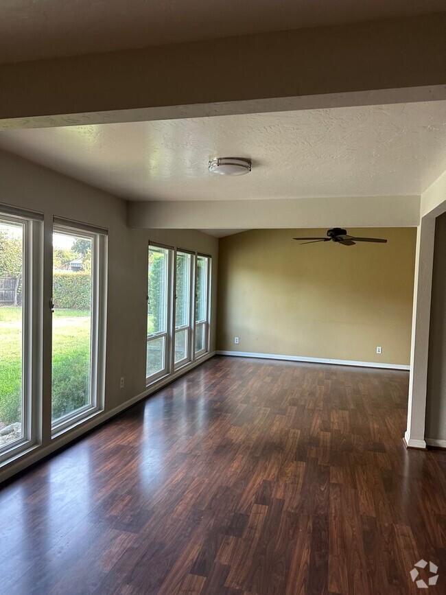 Building Photo - Great corner home for rent right by Crestw...