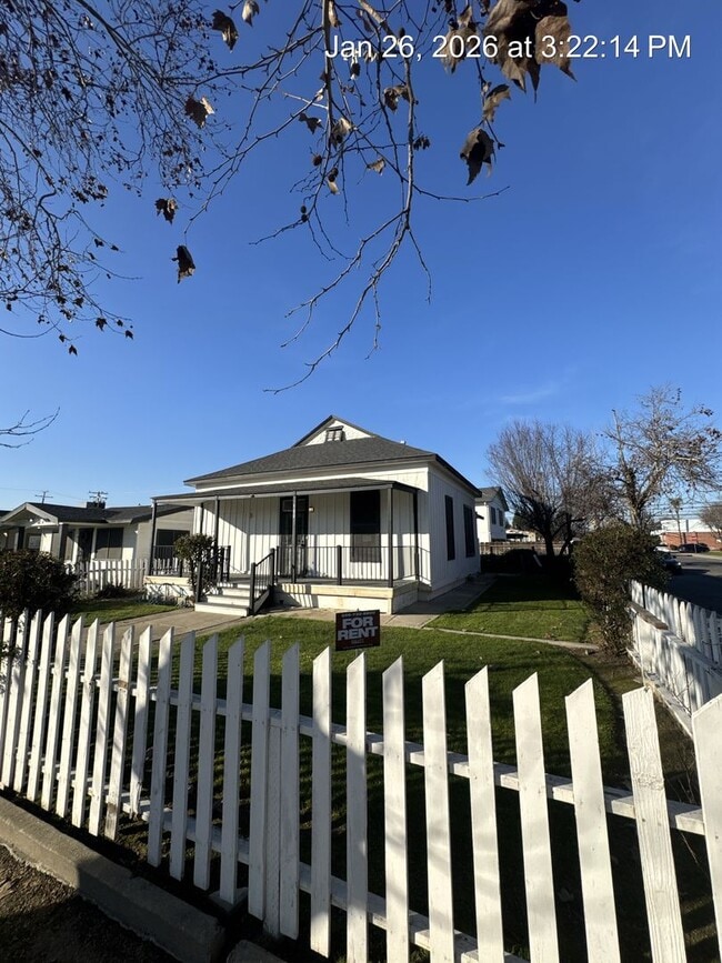 Building Photo - Charming home available now!