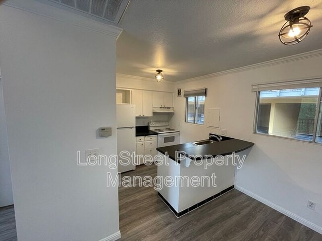 Photo - 851 SW Broadway Dr