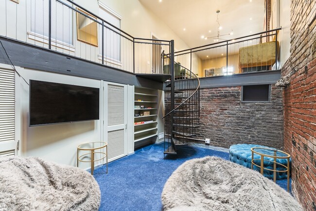 Photo - 717 Lampton St