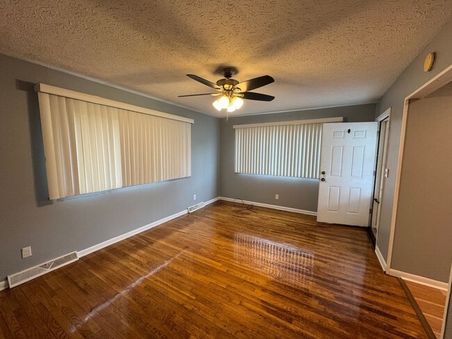 Photo - 3243 W 52nd St