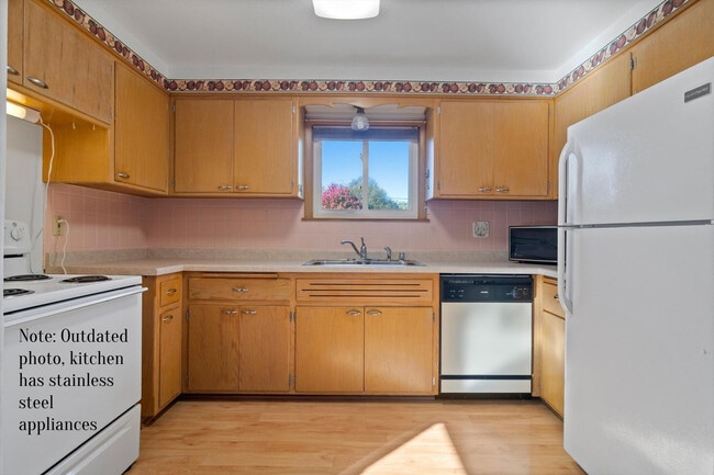 Cocina: cuenta con electrodomésticos de acero inoxidable. - 1651 N 116th St Unidad 1651