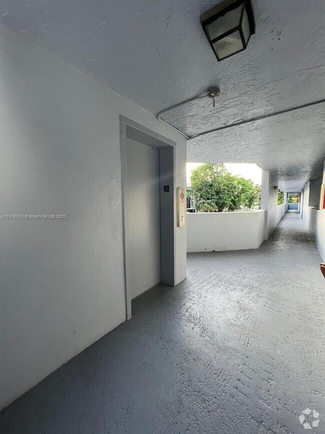 Building Photo - 310 Fontainebleau Blvd Unit 204 Rental