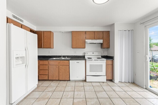 Building Photo - 2 Bedroom Townhome - Spacious!