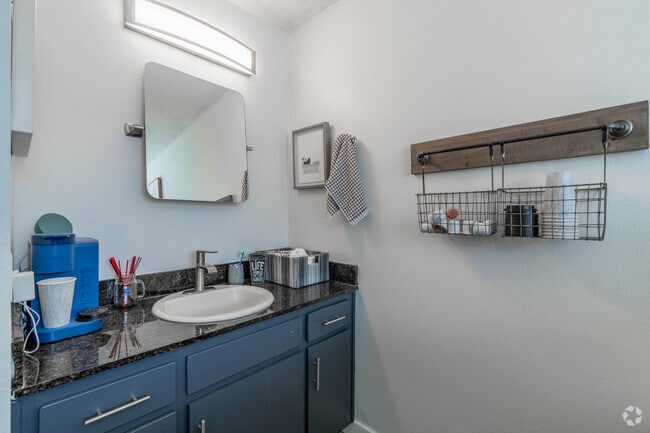 4BR, 1.5BA - 232SF - Bathroom