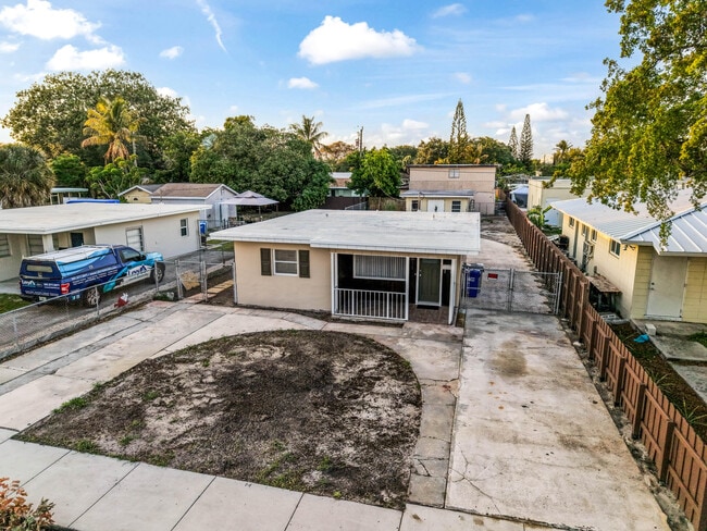 Photo - 611 NE 34th St