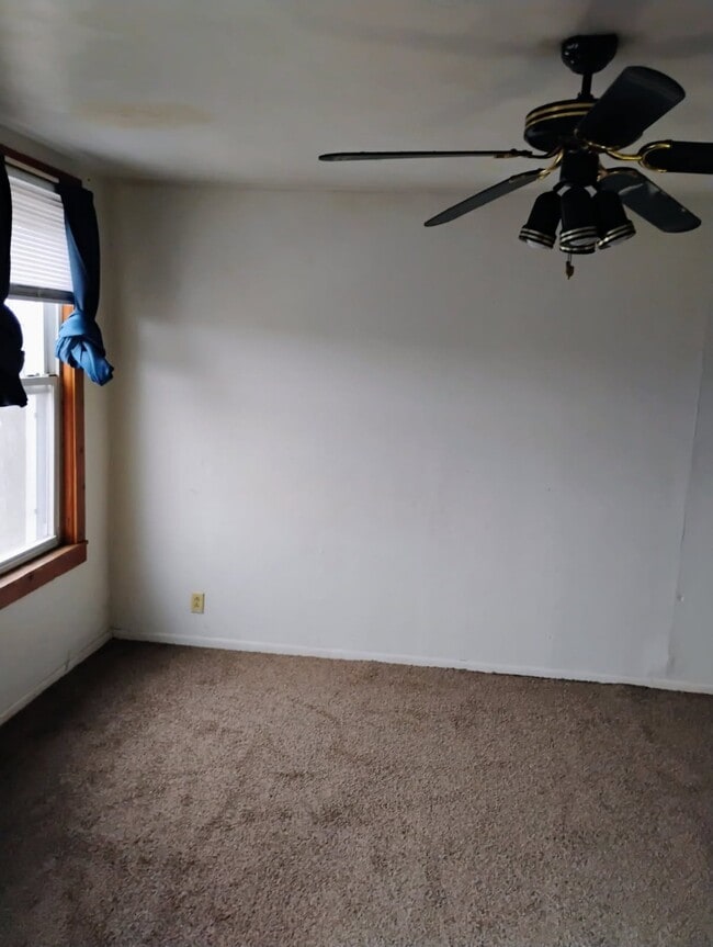 Building Photo - 1508 Ridge Ave Unit Apt 3