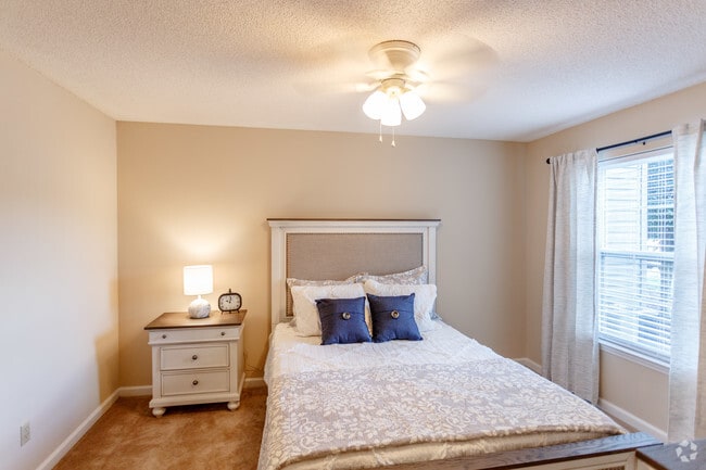 2BR, 2BA - 1035 SF