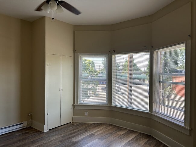 New flooring, fresh paint and new mini-blinds - 4537 SE 65th Ave Unit 6