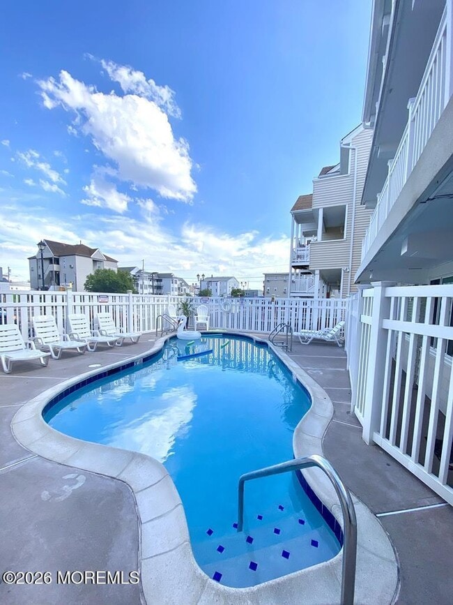 Building Photo - 1501 Boulevard Unit 28