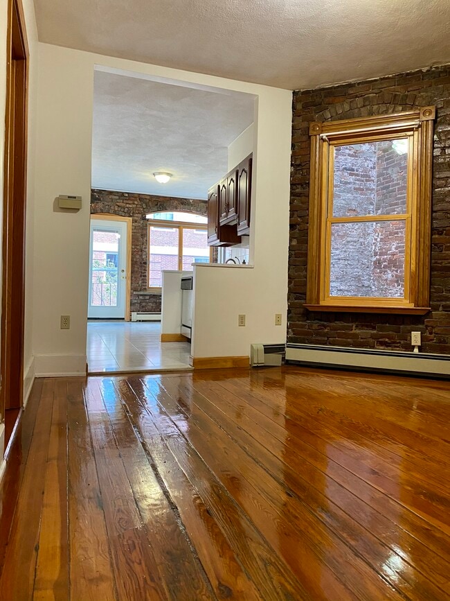 Building Photo - 69 Baldwin St Unit #2