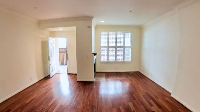 Building Photo - Beautiful 3 Story Townhouse with Roof Deck and Parking in Culver City!