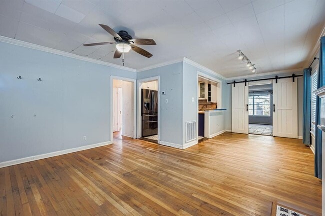 Photo - 1705 Kerr St