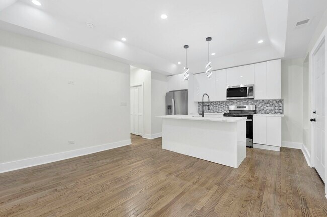 Building Photo - 4927 S Prairie Ave Unit 1S Rental