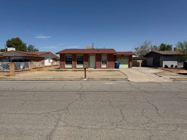 955 Versailles Dr