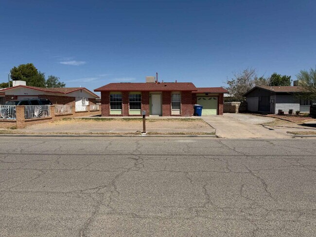 Photo - 955 Versailles Dr