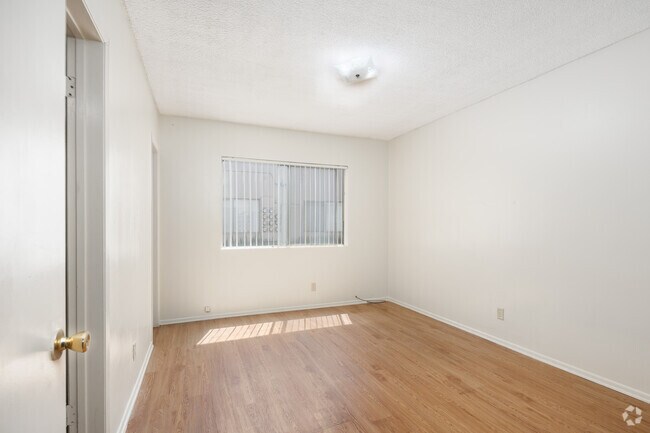 1BR, 1BA - 800SF - Bedroom