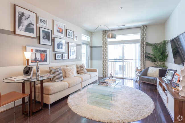 2BR, 2BA - 1,012 SF