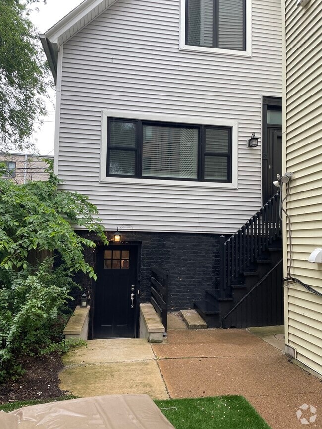 Building Photo - 1037 W Wellington Ave Rental