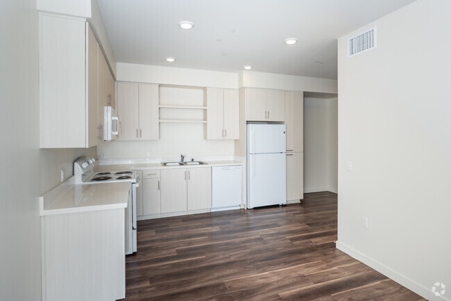 3BR, 2BA - 905SF - Kitchen