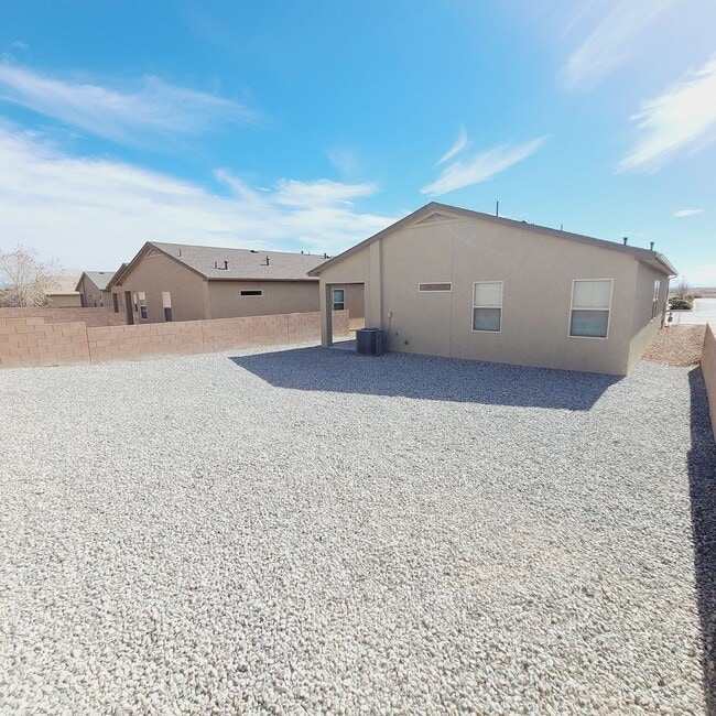 Photo - 3 bed 2 bath home in Huning Ranch!
