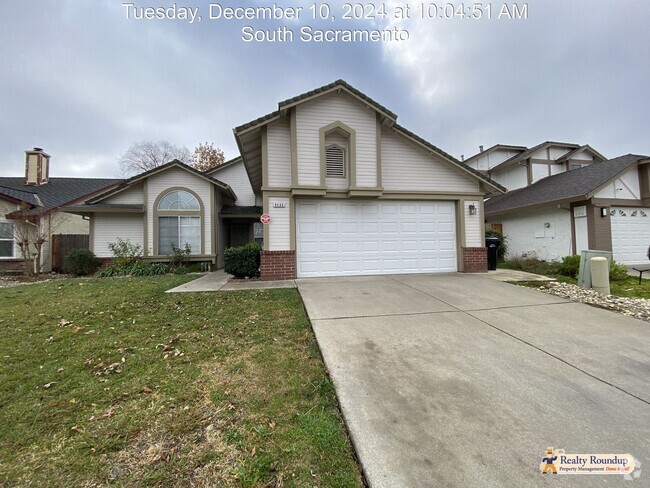 Building Photo - Spacious Home