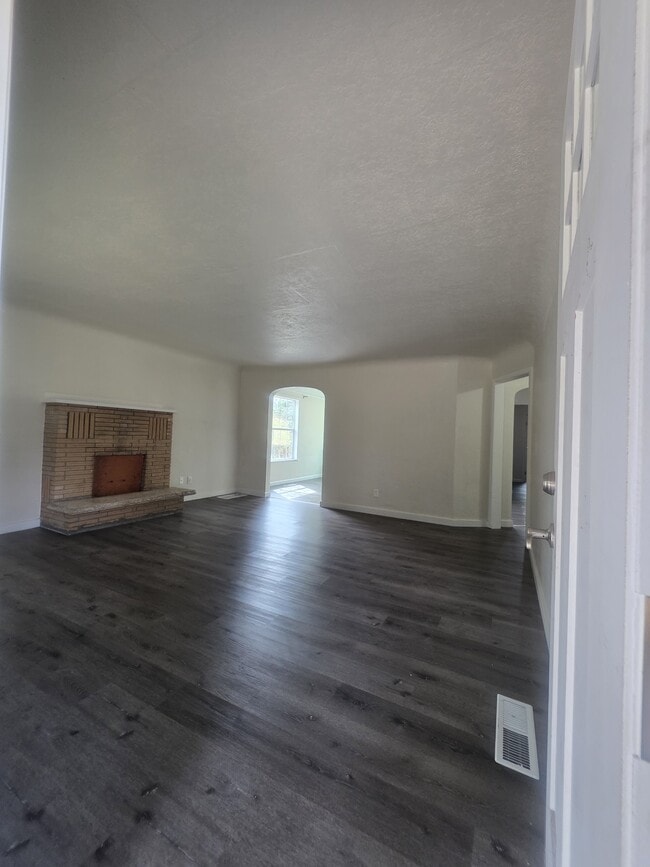 Photo - 640-MHH2640 South St NE