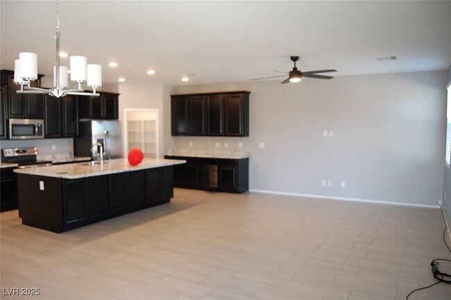 Photo - 6471 Burke St