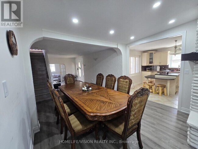 Photo - 2082 River Rd W