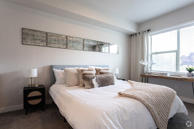2BR, 2BA - 1,026SF - Primary Bathroom