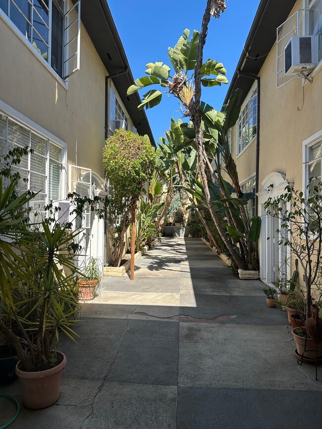 Photo - 1350 Hayworth Ave Unidad 7