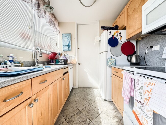 Photo - 1 BD / 1 BA Fully Furnished Waikiki Condo with Parking!  *Pet Friendly* Unit 901