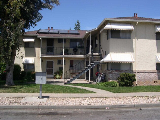 Building Photo - Must see to appreciate 1 Bedroom 1 Bath up... Unit 6