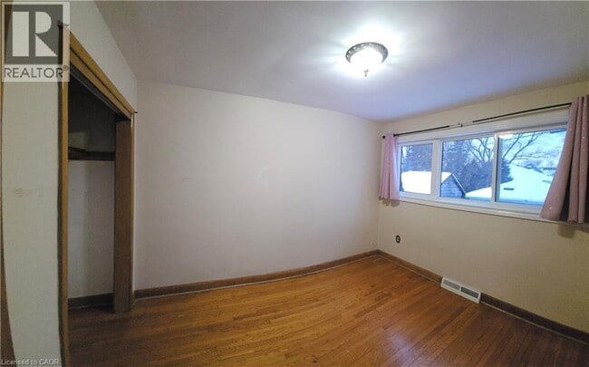 Photo - 730 Garth St