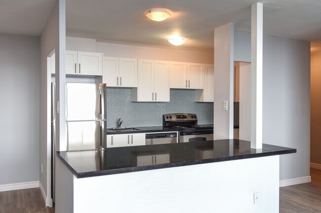 Photo - 2185 Lawrence Avenue East