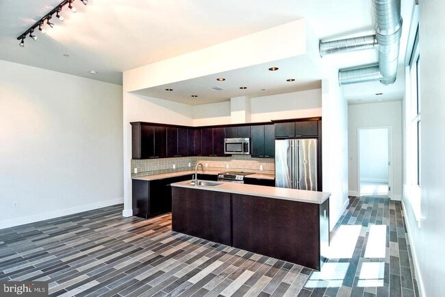 Building Photo - 7809 Woodmont Ave Unit 3A