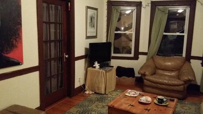 Building Photo - 58 Brock St Unit #3