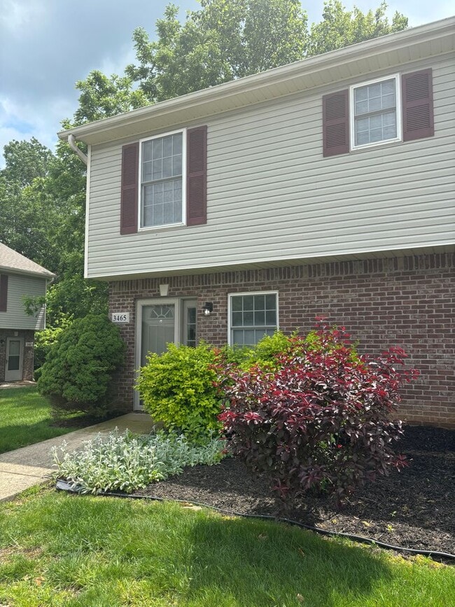 Building Photo - 3465 S Oaklawn Cir