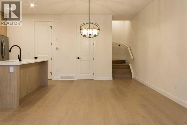 Photo - 1512-1521 21 Ave NW