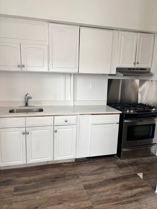 Building Photo - 2 Bedrooms Plus Den with Eat-in Kitchen Unit 2