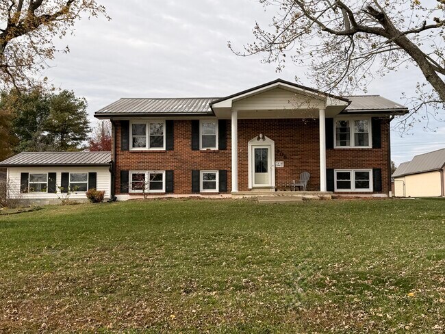 Building Photo - 208 Green Acres Dr