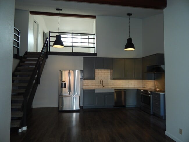 Building Photo - 355 W Deloney Ave