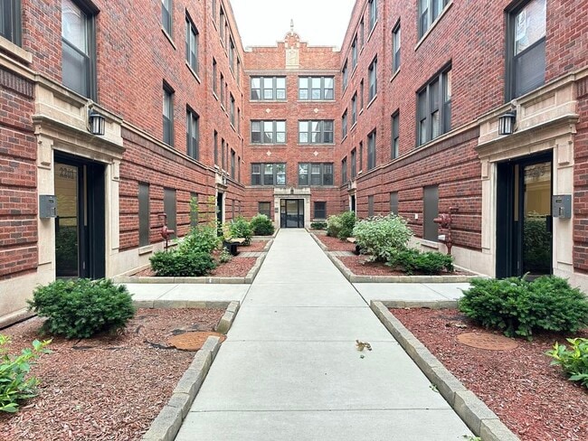 Building Photo - 2211 W Eastwood Ave Unit 2X