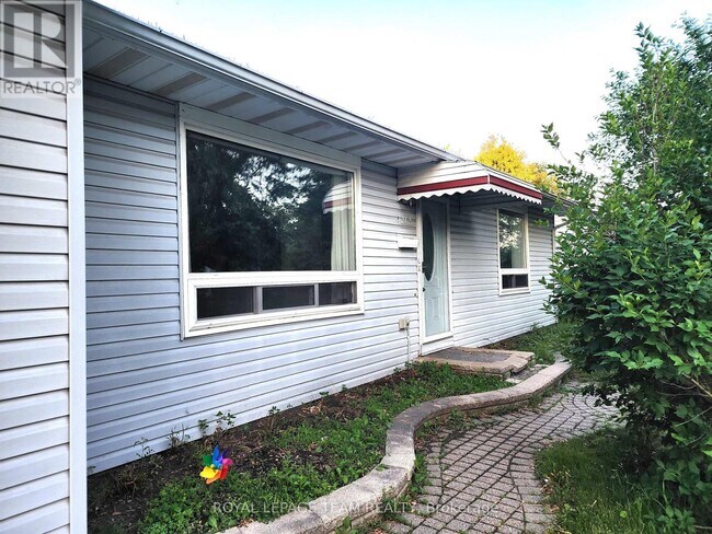 Photo - 1013 Cadboro Rd