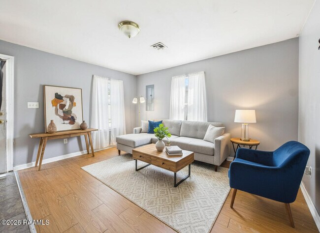 Photo - 611 Walker Rd