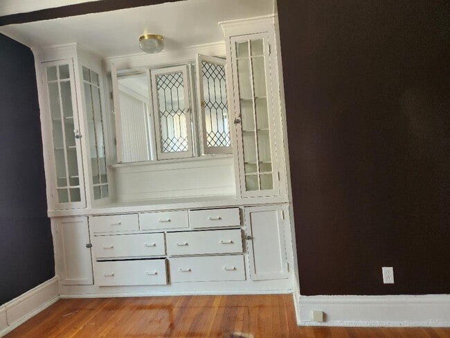 Photo - 824 E 53rd St